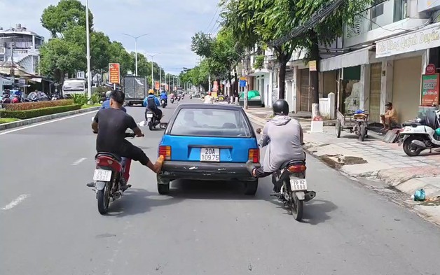Xác minh vụ hai người đi xe máy dùng chân đẩy ô tô trên đường phố Nha Trang