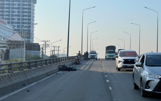 Xe máy va chạm xe container, người đàn ông 53 tuổi tử vong thương tâm