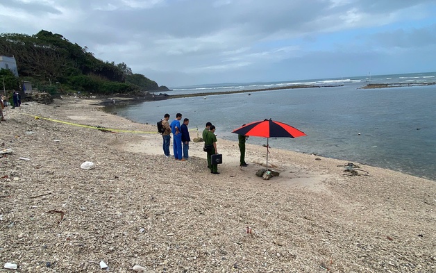 Phát hiện thi thể đã phân hủy trôi dạt vào bờ biển Quảng Ngãi