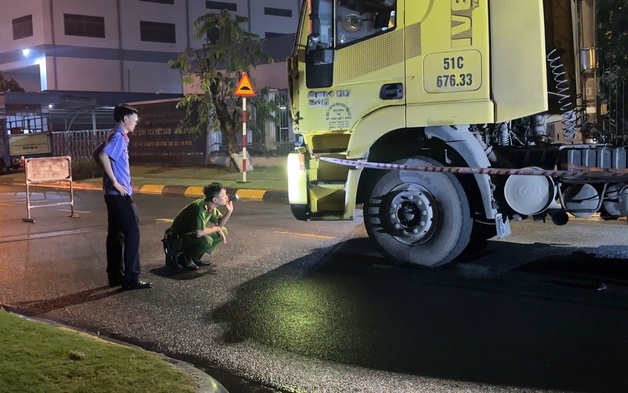 TP.HCM: Xe container va chạm xe máy, người đàn ông tử vong thương tâm