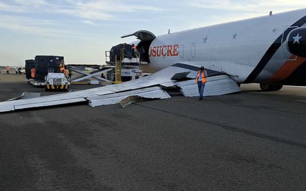 Máy bay Boeing gãy càng đáp khi hạ cánh khẩn cấp