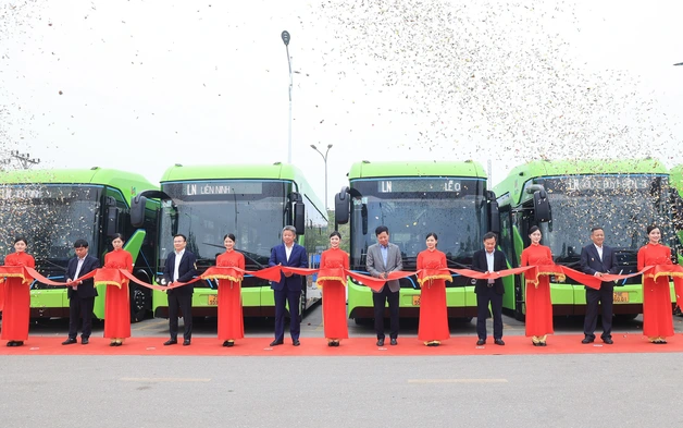 Hà Nội thêm một doanh nghiệp chuyển đổi toàn bộ phương tiện sang xe buýt điện