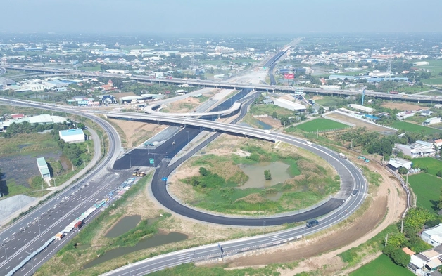 "Siêu nút giao" nối 3 tuyến cao tốc ở cửa ngõ TP.HCM, trước ngày thông xe