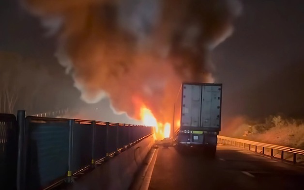 Ba ô tô bốc cháy sau va chạm liên hoàn trên cao tốc Vân Phong - Nha Trang