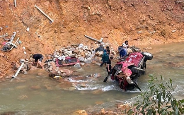 Huế: Va chạm trên cao tốc La Sơn - Túy Loan, ô tô bán tải rơi xuống suối