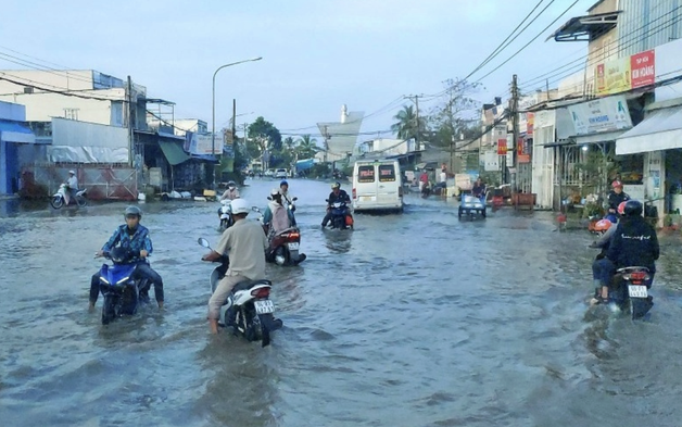Triều cường dâng cao, tuyến quốc lộ 1 qua Cà Mau ngập sâu