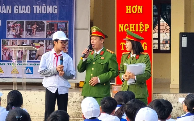 Công an xã Kiến Thụy tuyên truyền, phổ biến pháp luật về an toàn giao thông cho học sinh