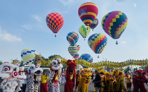 Hàng vạn người dân trải nghiệm lễ hội khinh khí cầu đầu tiên ở Đồng Nai