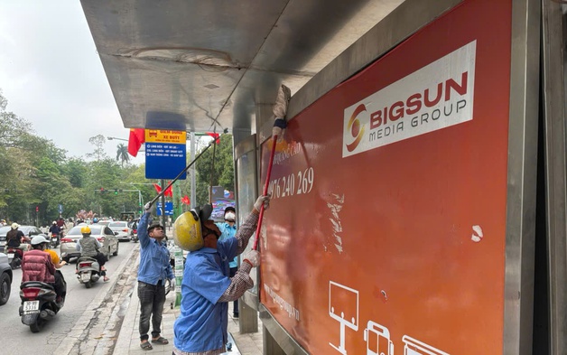 Hà Nội chỉnh trang hệ thống nhà chờ, điểm dừng xe buýt trước dịp nghỉ lễ 30/4