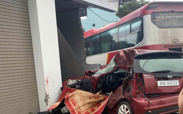 Xe con đấu đầu xe khách rồi lao vào nhà dân, 1 người tử vong, 2 người trọng thương