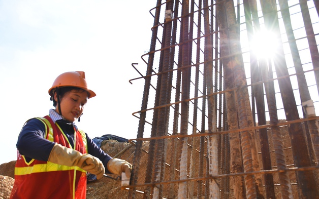 Những bông hồng sạm nắng trên công trường thi công đường dây 500kV Lào Cai - Vĩnh Yên