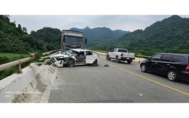 Tai nạn trên đường Hồ Chí Minh, xe tải văng khỏi cầu, 1 người tử vong