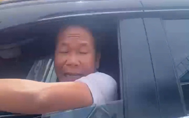 Đang xác minh vụ tài xế ô tô 7 chỗ chạy ngược chiều còn đuổi đánh người quay video