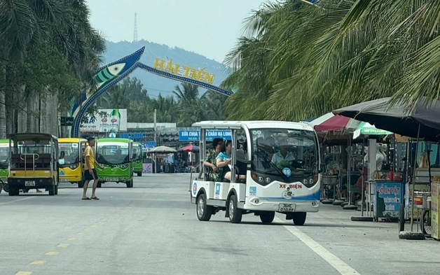 Thanh Hóa: Xe điện ở Hải Tiến vô tư hoạt động dù chưa đáp ứng quy định mới