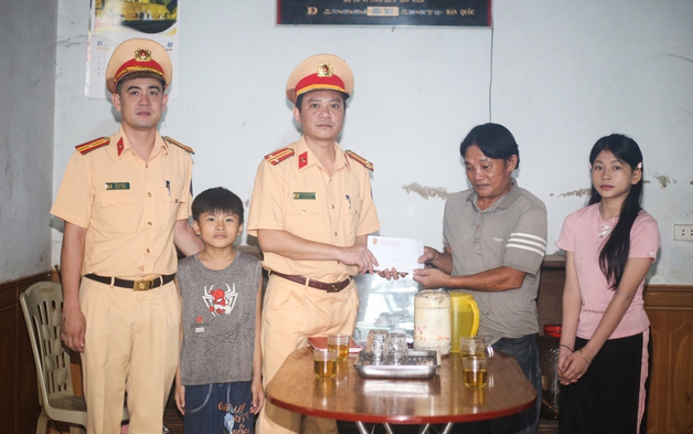 CSGT Nghệ An góp lương giúp hàng chục học sinh khó khăn thêm động lực viết tiếp tương lai