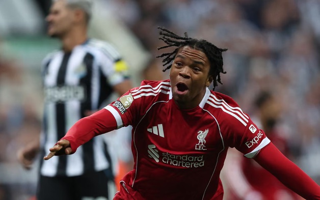 Ngumoha tỏa sáng, Liverpool đánh bại Newcastle