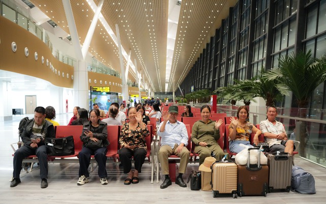 Nhà ga T3 của sân bay Tân Sơn w88.vin.link "mở hàng" chuyến bay đầu tiên với hơn 100 hành khách
