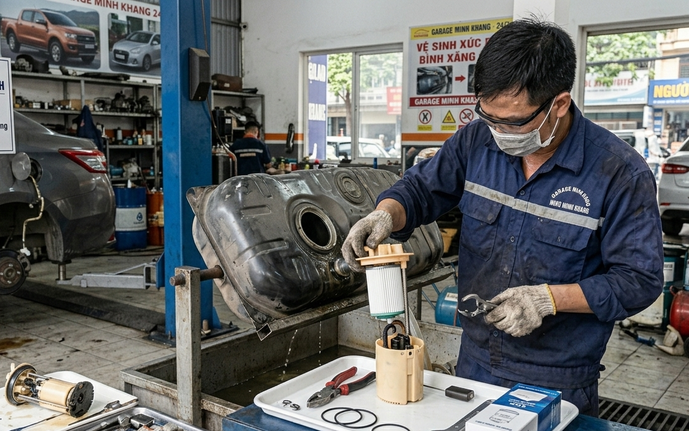Chủ xe đi xúc rửa bình nhiên liệu vì lo xăng E10 gây tắc kim phun