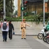 Đi bộ qua đường coi chừng bị phạt
