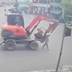 Đi bộ sang đường, người phụ nữ bị xe máy xúc cán tử vong