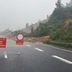 Đóng đường cao tốc qua Huế, cẩu ô tô mắc kẹt giữa sạt lở