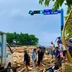 Xe chở gỗ keo bị lật khiến nam sinh đi đường tử vong