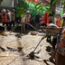 Hà Nội: Kịp thời khắc phục sự cố bùn nhão phun trào trong ngõ Núi Trúc