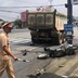 TP.HCM: Dừng chờ đèn đỏ, nhiều xe máy bất ngờ bị xe tải tông từ phía sau