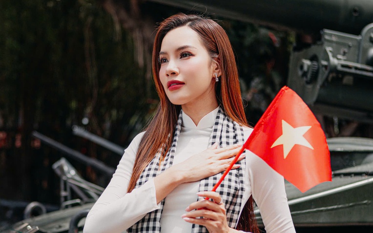 Hoa hậu Hoàng Phương thướt tha trong tà áo dài trắng, chào mừng đại lễ 30/4