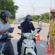 CSGT Vĩnh Phúc "đội nắng" phân luồng giao thông, hướng dẫn người dân về quê nghỉ lễ