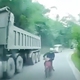 Liều lĩnh vượt ẩu ở khúc cua, xe máy lao trực diện vào ô tô