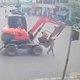 Đi bộ sang đường, người phụ nữ bị xe máy xúc cán tử vong