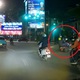 Cắt ngang vòng xuyến, xe máy gây tai nạn