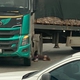 Bản tin TNGT 19/3: Một phụ nữ tử vong sau khi bị xe đầu kéo cán qua