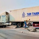 Bản tin TNGT 20/3: Xe container đang chạy bất ngờ đâm dải phân cách