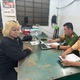 Cưỡi vali chạy trên đường, người phụ nữ bị phạt 225.000 đồng