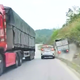 Xe đầu kéo vượt ẩu, ô tô tải đi hướng ngược lại lao xuống rãnh