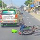 Lao ra đường thiếu quan sát, người phụ nữ đi xe máy bị ô tô đâm ngã