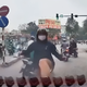 Bản tin TNGT 17/4: Mất bình tĩnh sau va chạm, người phụ nữ hành động gây phản cảm