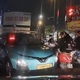 Ô tô ngang nhiên đi ngược chiều, luồn lách qua dòng xe chờ đèn đỏ