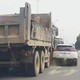 Ô tô tải chuyển làn ẩu, va vào sườn xe con