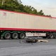 Bản tin TNGT 22/5: Xe máy va chạm ô tô tải trên đèo Con, một người tử vong