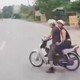 Lao ra đường thiếu quan sát, xe máy suýt gặp tai nạn