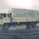 Xe tải trượt bánh, xoay ngang chắn giữa vòng xuyến