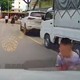 Cháu bé suýt gặp tai nạn vì bất ngờ chạy ra đường