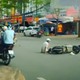 Xe máy lạng lách, đâm ngã người đi bộ