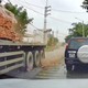 Ô tô con phanh gấp vì gạch trên xe tải rơi xuống đường