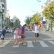 Hành động đẹp của cháu bé khi tài xế ô tô nhường qua đường