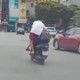 Hai thanh niên đổi lái xe máy như "diễn xiếc", tiềm ẩn nguy cơ gây tai nạn