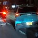Ô tô thản nhiên leo vỉa hè tránh đoạn đường tắc